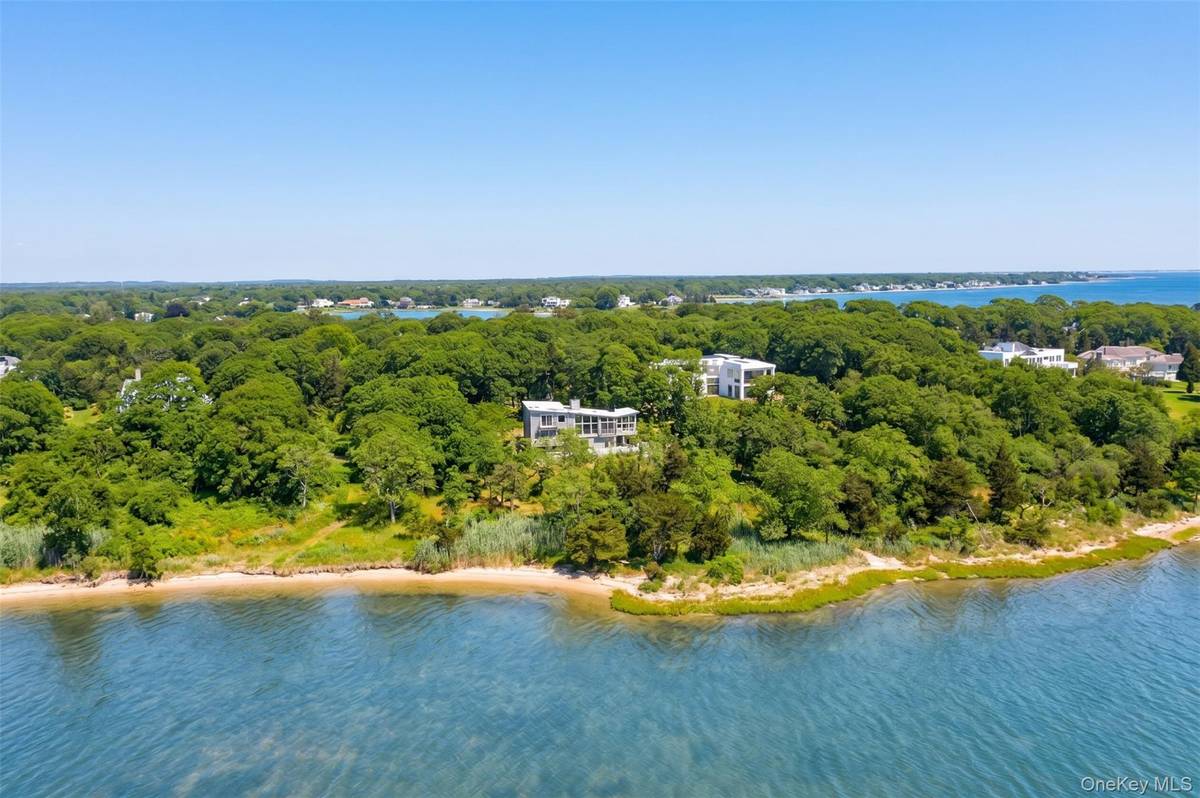 34 Old Neck RD, Center Moriches, NY 11934