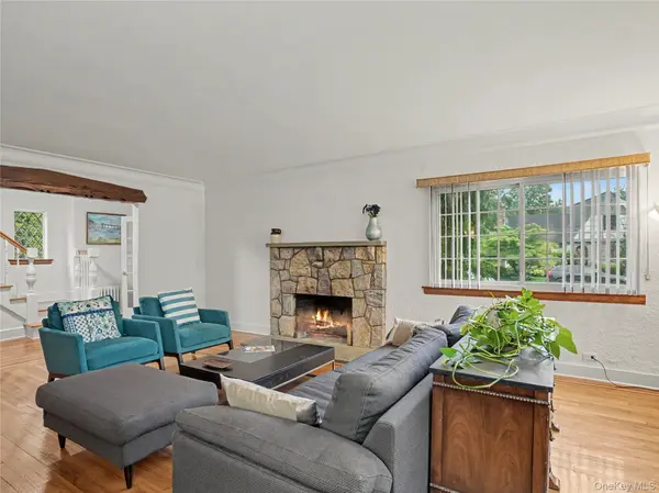 7 Huntwood PL, Mount Vernon, NY 10552