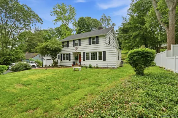 10 Tanyard LN, Huntington, NY 11743