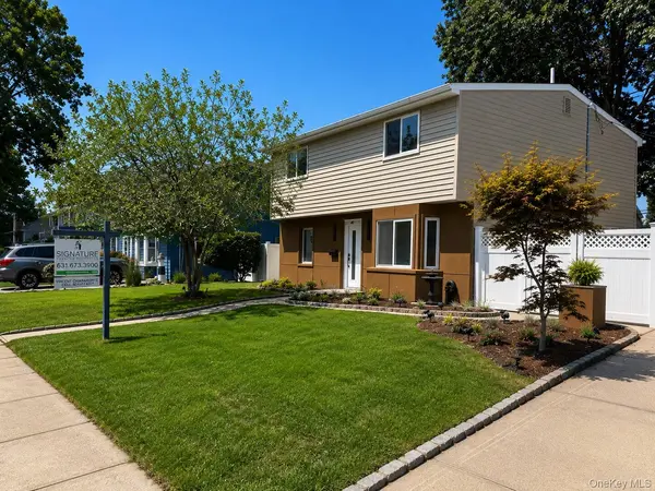40 Buttercup LN, Levittown, NY 11756