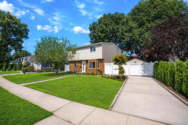 40 Buttercup LN, Levittown, NY 11756