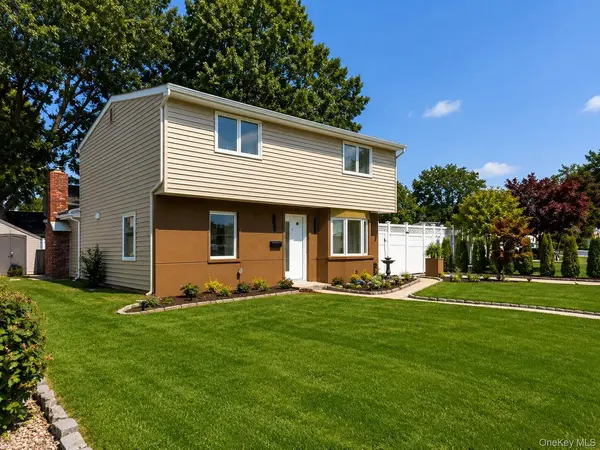 40 Buttercup LN, Levittown, NY 11756