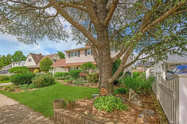 20 Flagstone LN, Westbury, NY 11590