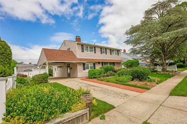 20 Flagstone LN, Westbury, NY 11590