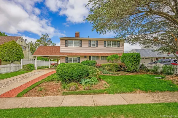 20 Flagstone LN, Westbury, NY 11590