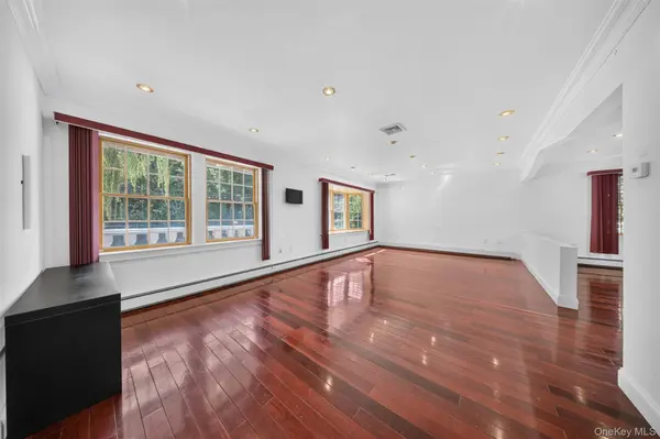 45 Yennicock AVE, Port Washington, NY 11050