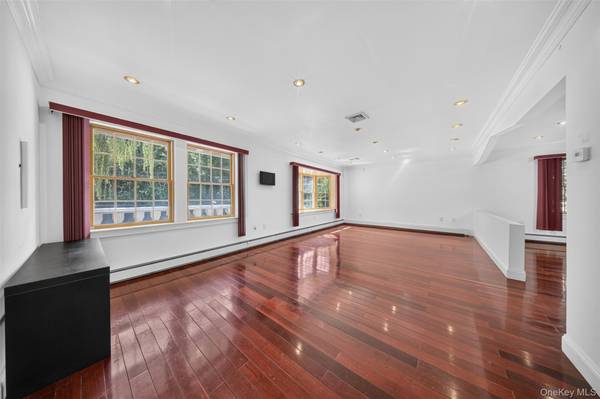 45 Yennicock AVE, Port Washington, NY 11050