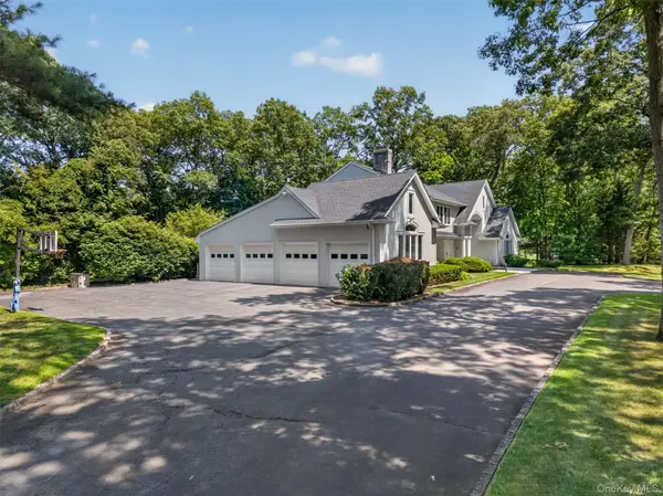 8 Victorian LN, Brookville, NY 11545