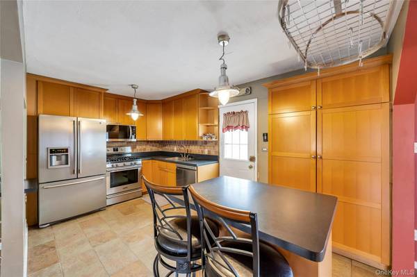 2 Briggs ST, Hicksville, NY 11801