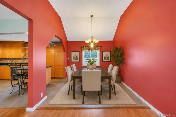 2 Briggs ST, Hicksville, NY 11801