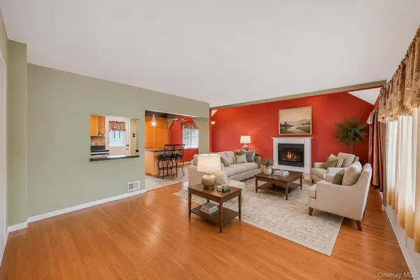 2 Briggs ST, Hicksville, NY 11801