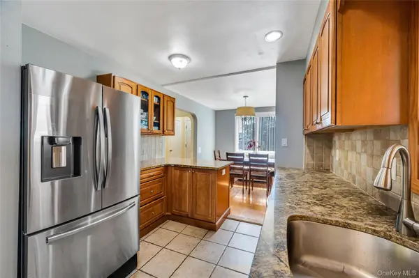 374 Rockaway Pkwy, Valley Stream, NY 11580