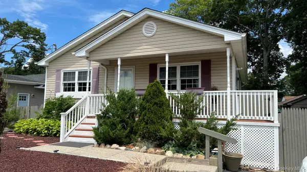 89 Rugby DR, Shirley, NY 11967