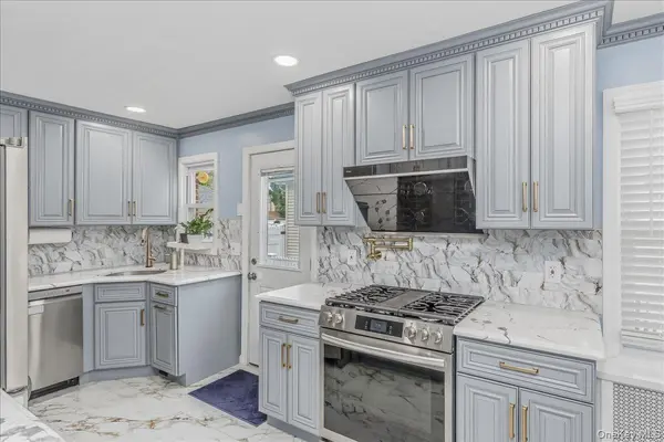 120 N 10th ST, New Hyde Park, NY 11040