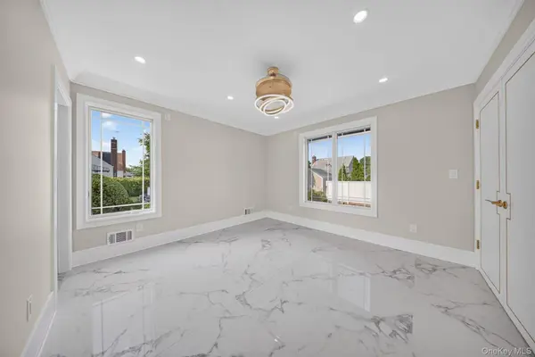 946 Cherry LN, Garden City Park, NY 11001
