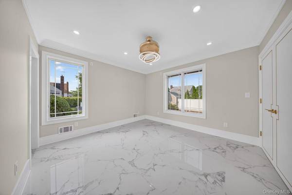 946 Cherry LN, Garden City Park, NY 11001