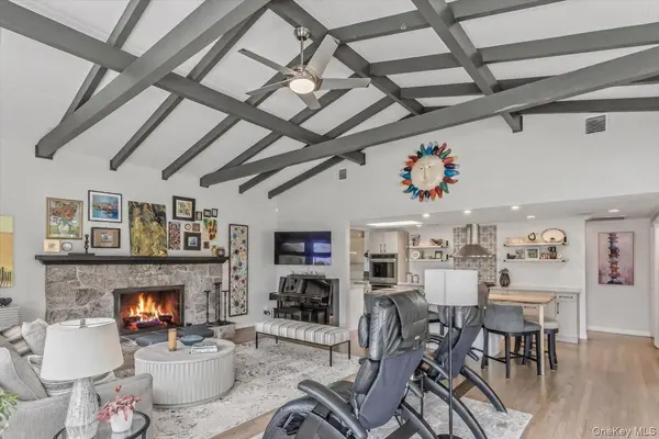 72 Circle DR, Oak Beach, NY 11702