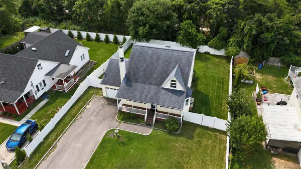 62 Lombardy DR, Shirley, NY 11967