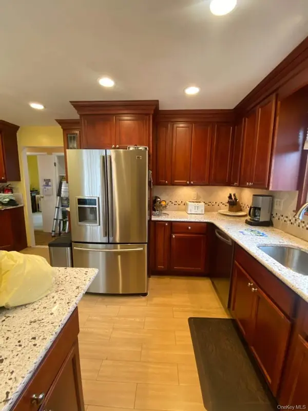 99 Cedar RD, Amityville, NY 11701