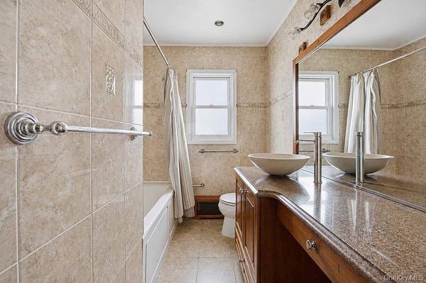 335 Roquette AVE, Floral Park, NY 11001