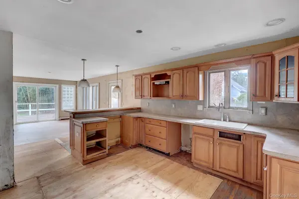 34 Thorburn AVE, Patchogue, NY 11772