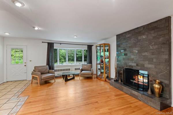 75 Cove RD, Huntington, NY 11743