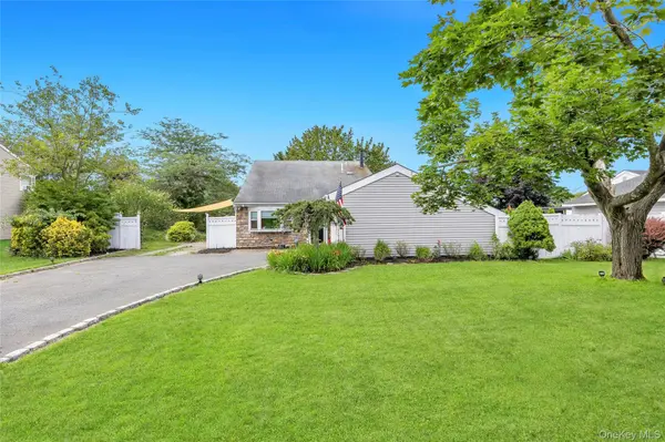 12 Handy LN, Medford, NY 11763