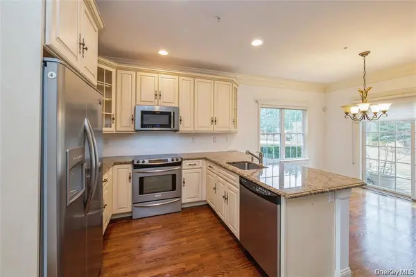 22 Meadow CT, Oakdale, NY 11769