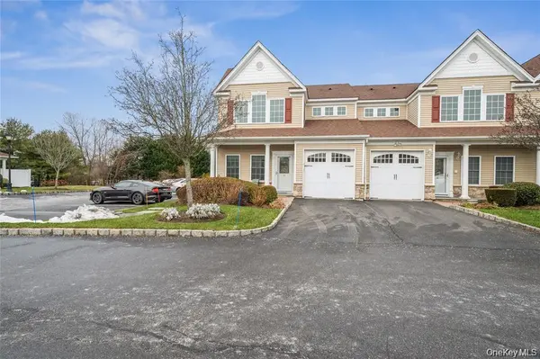 22 Meadow CT, Oakdale, NY 11769