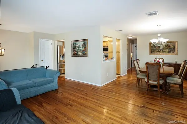 555 N Windsor AVE, Brightwaters, NY 11718