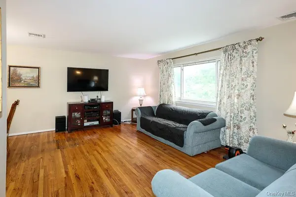 555 N Windsor AVE, Brightwaters, NY 11718