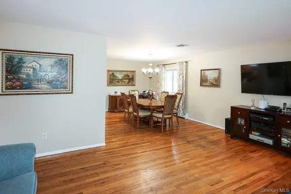555 N Windsor AVE, Brightwaters, NY 11718