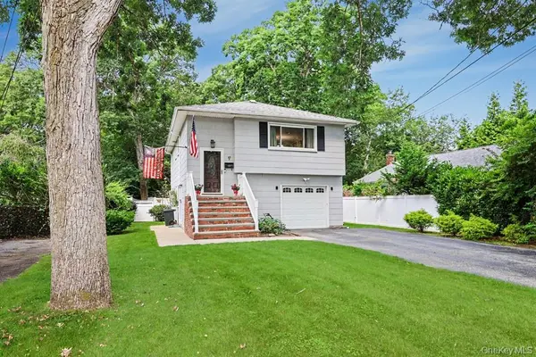 555 N Windsor AVE, Brightwaters, NY 11718