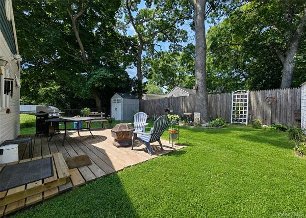 11 Cooke AVE, Holtsville, NY 11742
