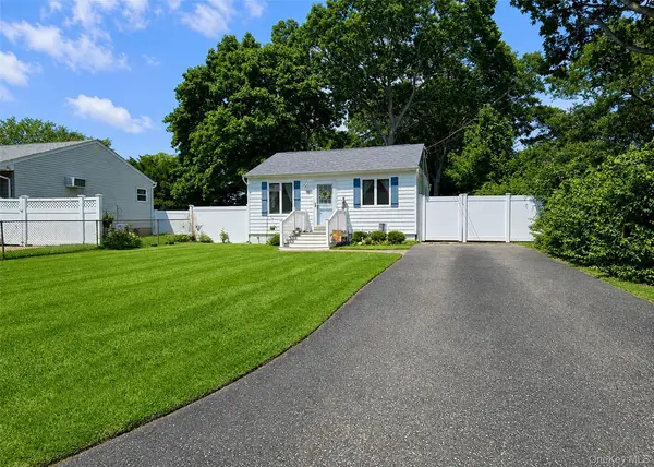 11 Cooke AVE, Holtsville, NY 11742