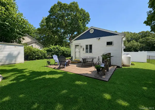 11 Cooke AVE, Holtsville, NY 11742