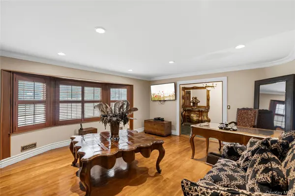 50 Flamingo RD, Roslyn, NY 11576