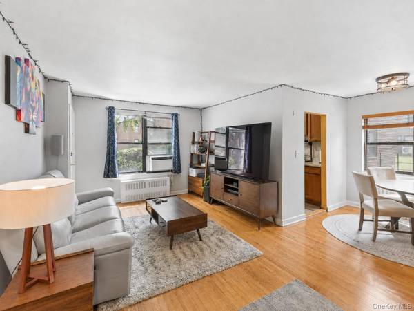 196-29 69th Ave ##1st Fl, Fresh Meadows, NY 11365