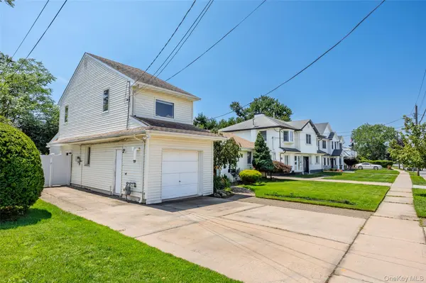 79 Spruce LN, Valley Stream, NY 11581