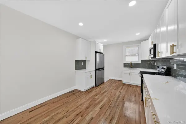 15 Grand PL, Huntington Station, NY 11746