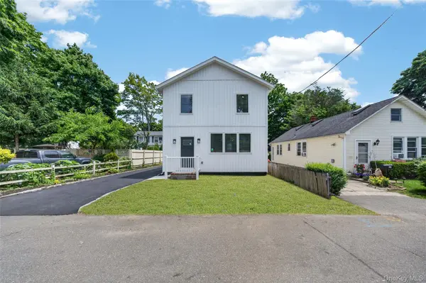 15 Grand PL, Huntington Station, NY 11746