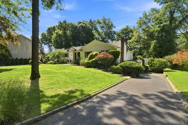 22 Gemini LN, Nesconset, NY 11767