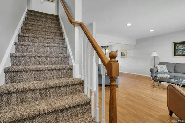 43 Genesee DR, Commack, NY 11725