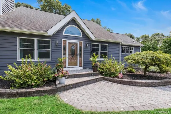 111 W Tiana RD, Hampton Bays, NY 11946