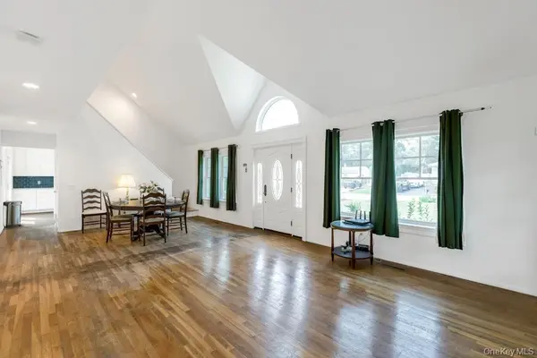 111 W Tiana RD, Hampton Bays, NY 11946