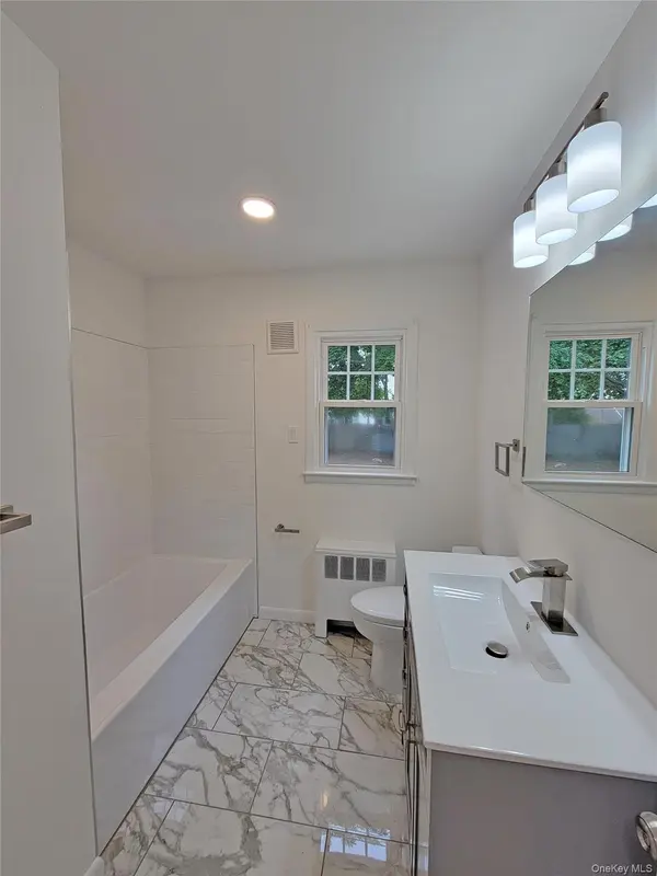 392 3rd AVE, Bayport, NY 11705