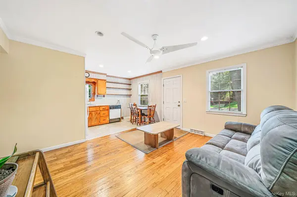 4 Vine ST, Hampton Bays, NY 11946