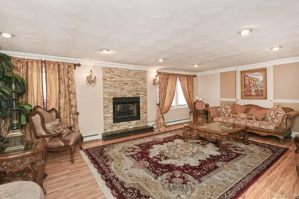 22 Apple Blossom LN, East Patchogue, NY 11772