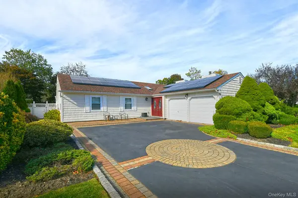 22 Apple Blossom LN, East Patchogue, NY 11772