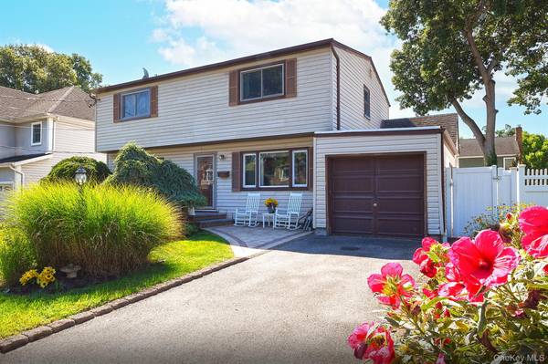 108 Connecticut AVE, Massapequa, NY 11758